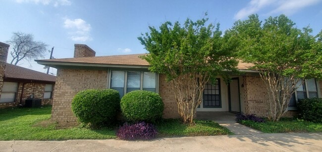 Building Photo - Duplex Rental