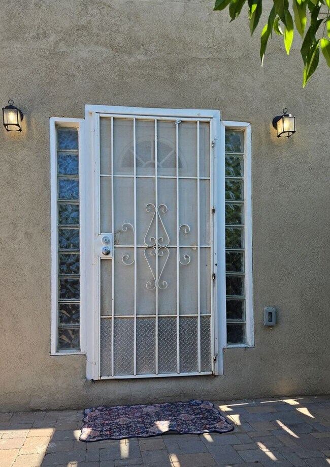 Photo - Remodeled 2 Bedroom 1 Bath 1 Car Garage with private courtyard in Nob Hill