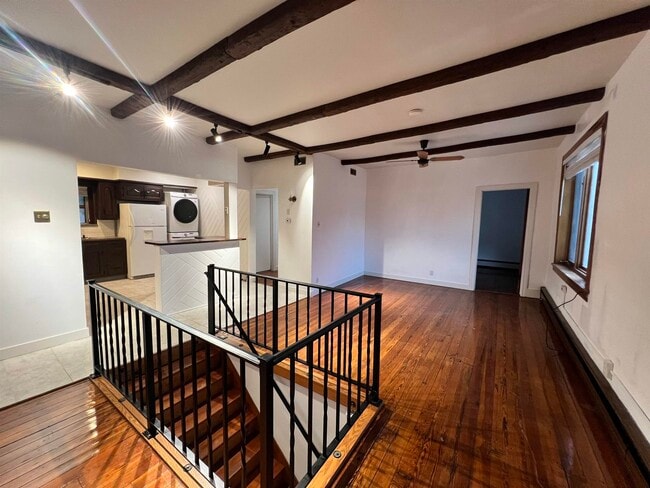 Building Photo - 30 W 9th St Unit 2 Rental