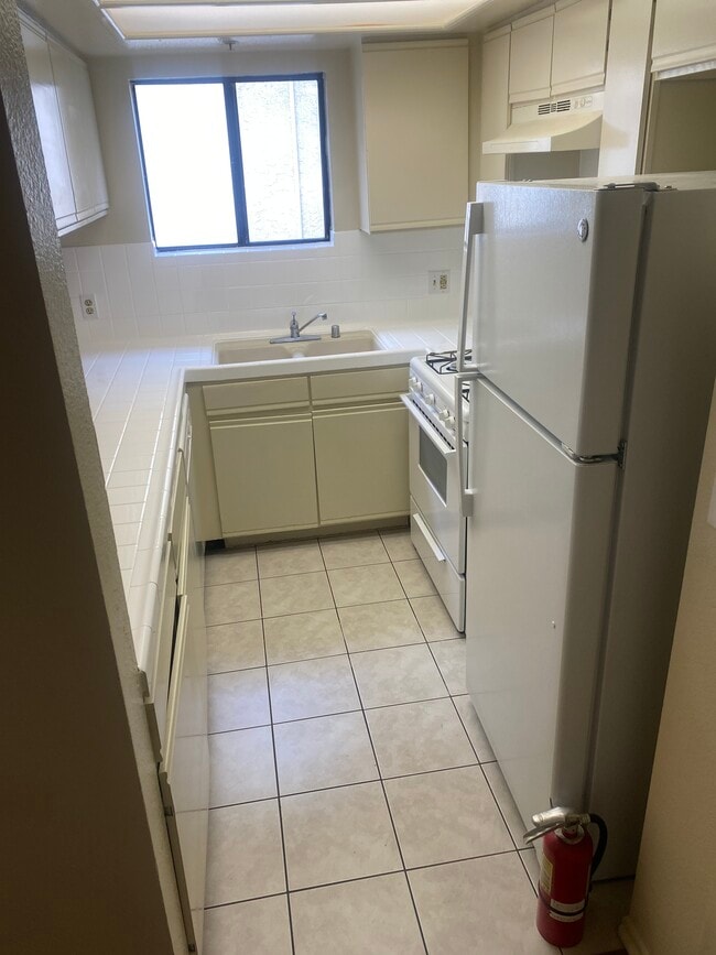 Photo - 2400 Seneca St Unidad 102