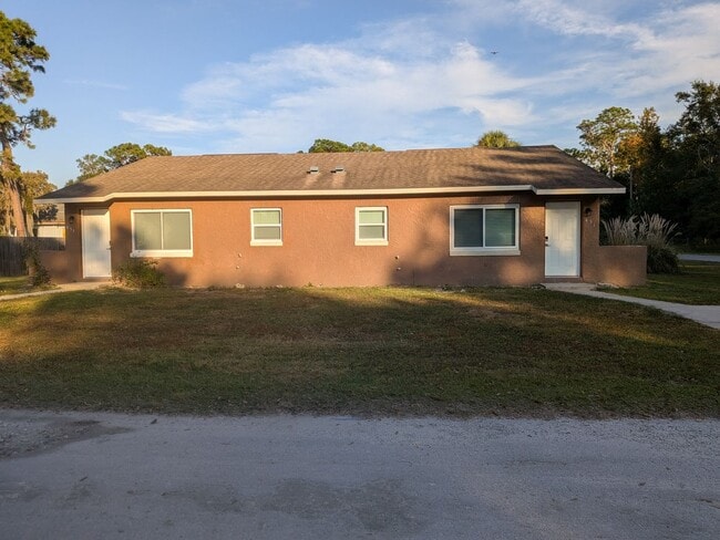 Building Photo - Updated 2/2 Duplex in Crystal River