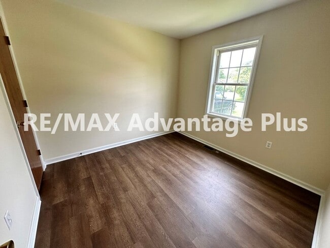 Photo - 208 Front St