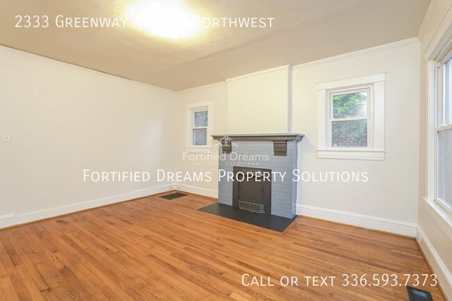 2333 Greenway Ave NW