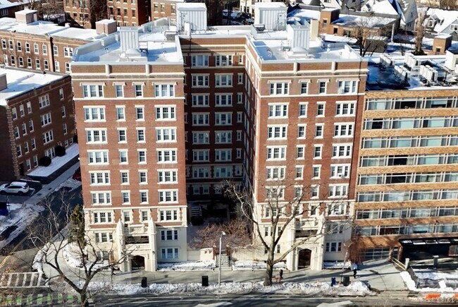 Building Photo - 1450-1454-1454 Beacon St Unit 643
