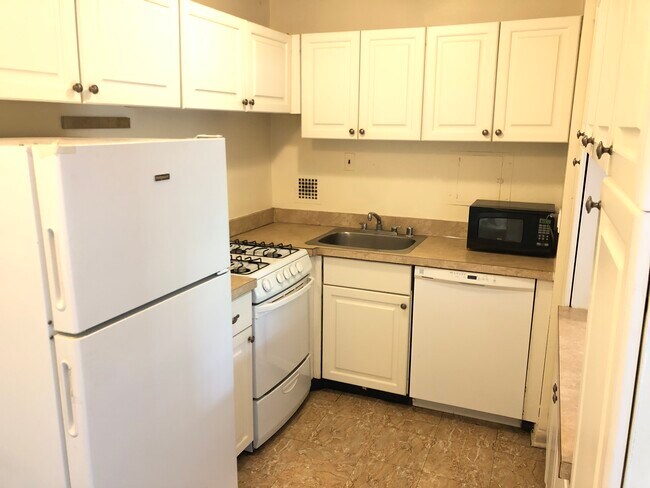 Kitchen - 950 25th St NW