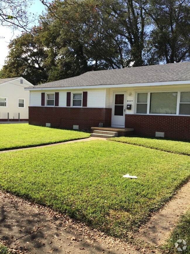 Building Photo - Spacious 3 bedroom 1 bath available soon (... Rental