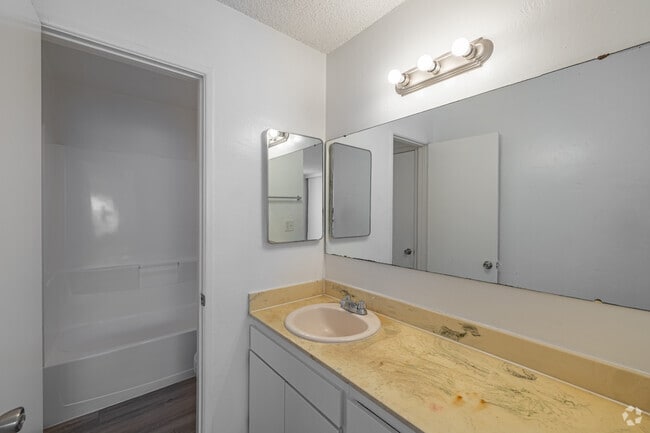 2BR, 2BA - 850SF - Bathroom