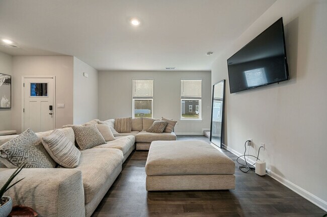 Photo - 193 Currant Cir