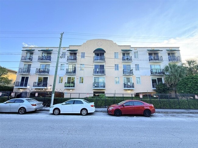 Building Photo - 400 SW 2nd St Unit 201