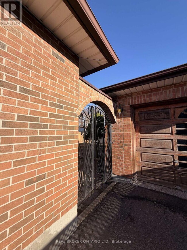 Photo - 653 Athol St E