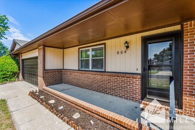 Photo - 604 W 3rd
