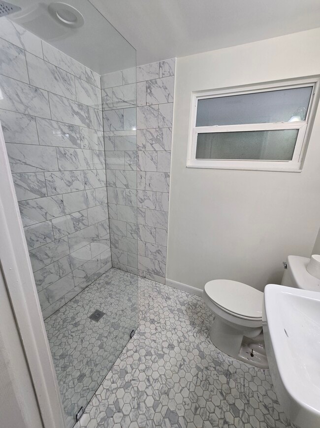 Photo - 647 Old Oak St