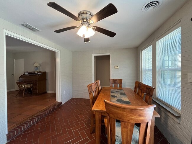 Photo - HOUSE AND BACK APARTMENT ON LARGE LOT!!