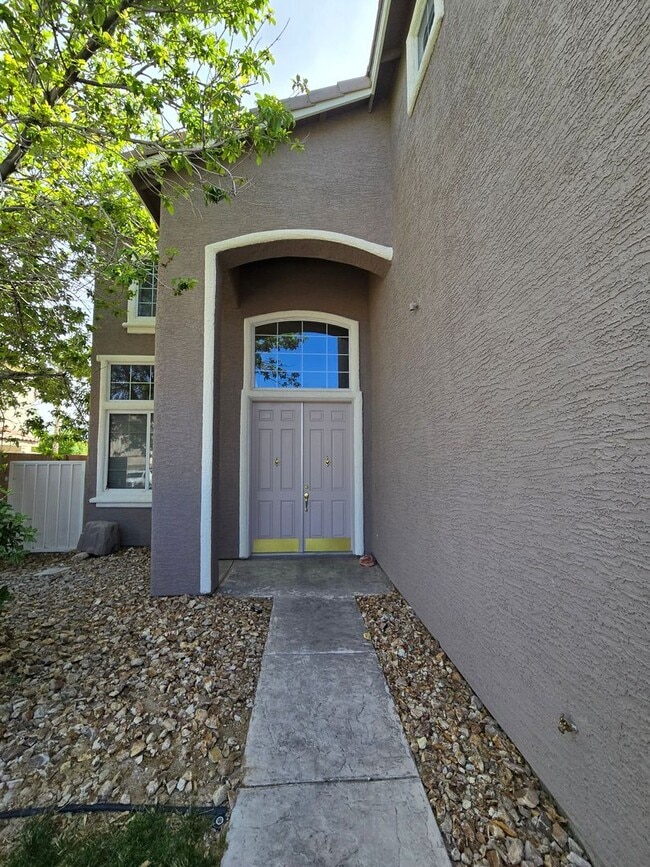 Photo - An Amazing NW Home! Over 3300 sq ft w/ pool & spa! Must see!