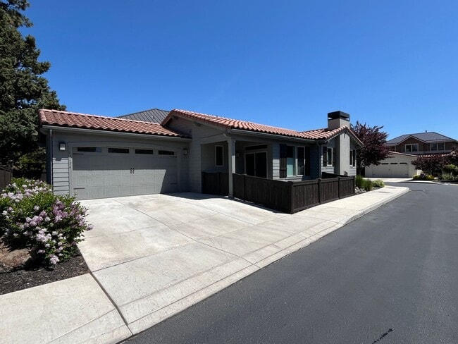 Single Level Home in Unique Bend Neighborhood - Single Level Home in Unique Bend Neighborhood
