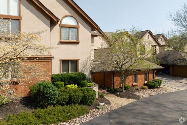 180 Castlebrook Ln - Castlebrooke Condos