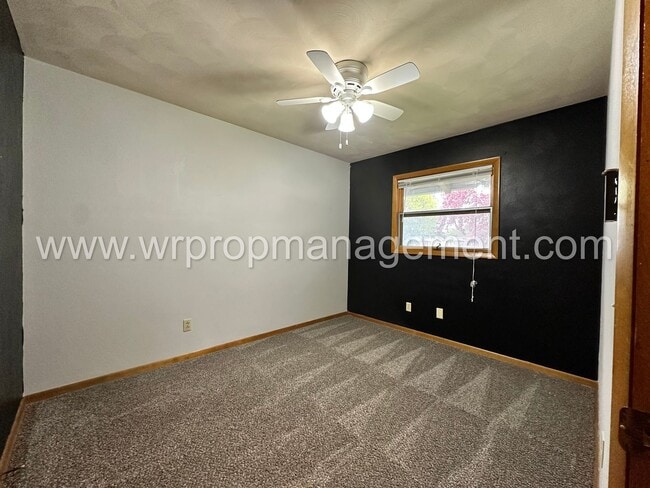 Building Photo - 400 Stamm St Unit 2
