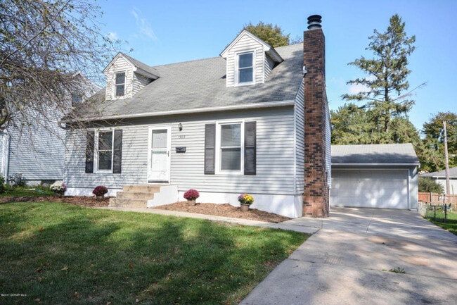 Cape Cod style home - completely updated t... - Cape Cod style home - completely updated t...