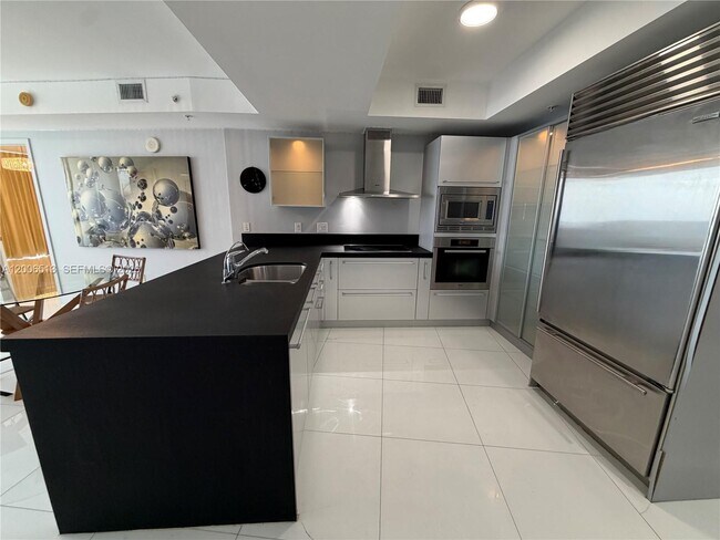 Building Photo - 18201 Collins Ave Unit 5105