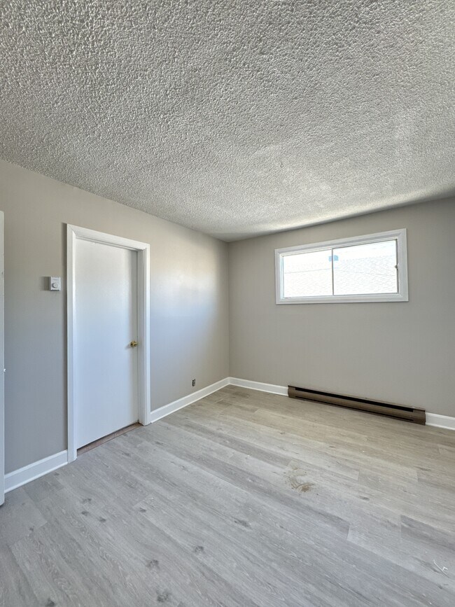 Photo - 668 Lalonde St Unit 1 (668 side) upper