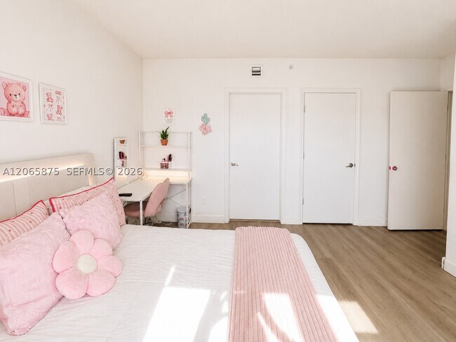 Building Photo - 14951 Royal Oaks Ln Unit 1501