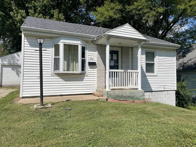 Building Photo - Hilltop 3 Bedroom 1 Bath with Garage Charm You’ll Fall in Love With!