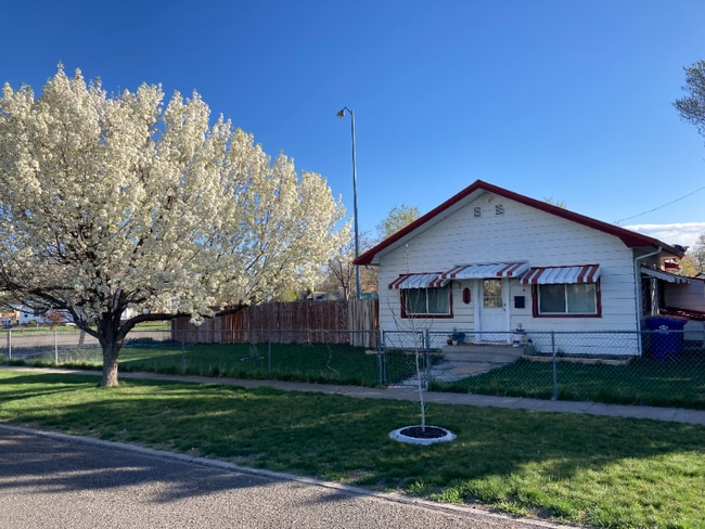 Building Photo - 628 4th Ave N