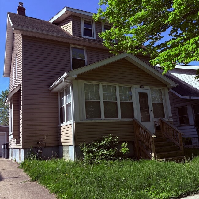Building Photo - 890 Oregon Ave
