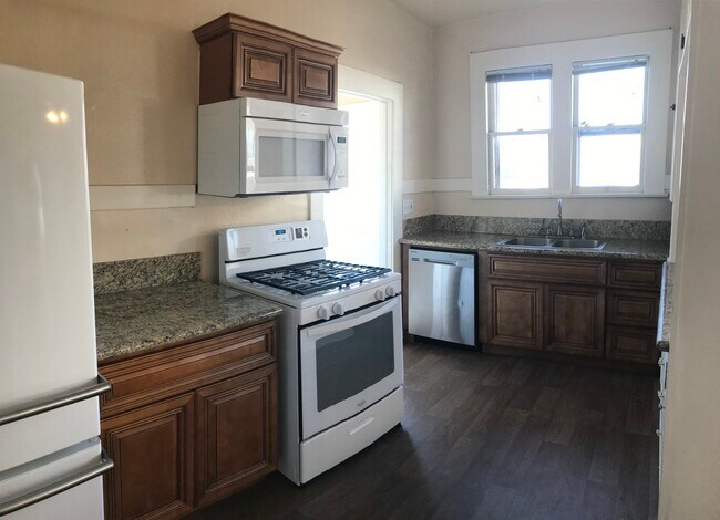 Kitchen - 215 W Washington Ave Unit 215