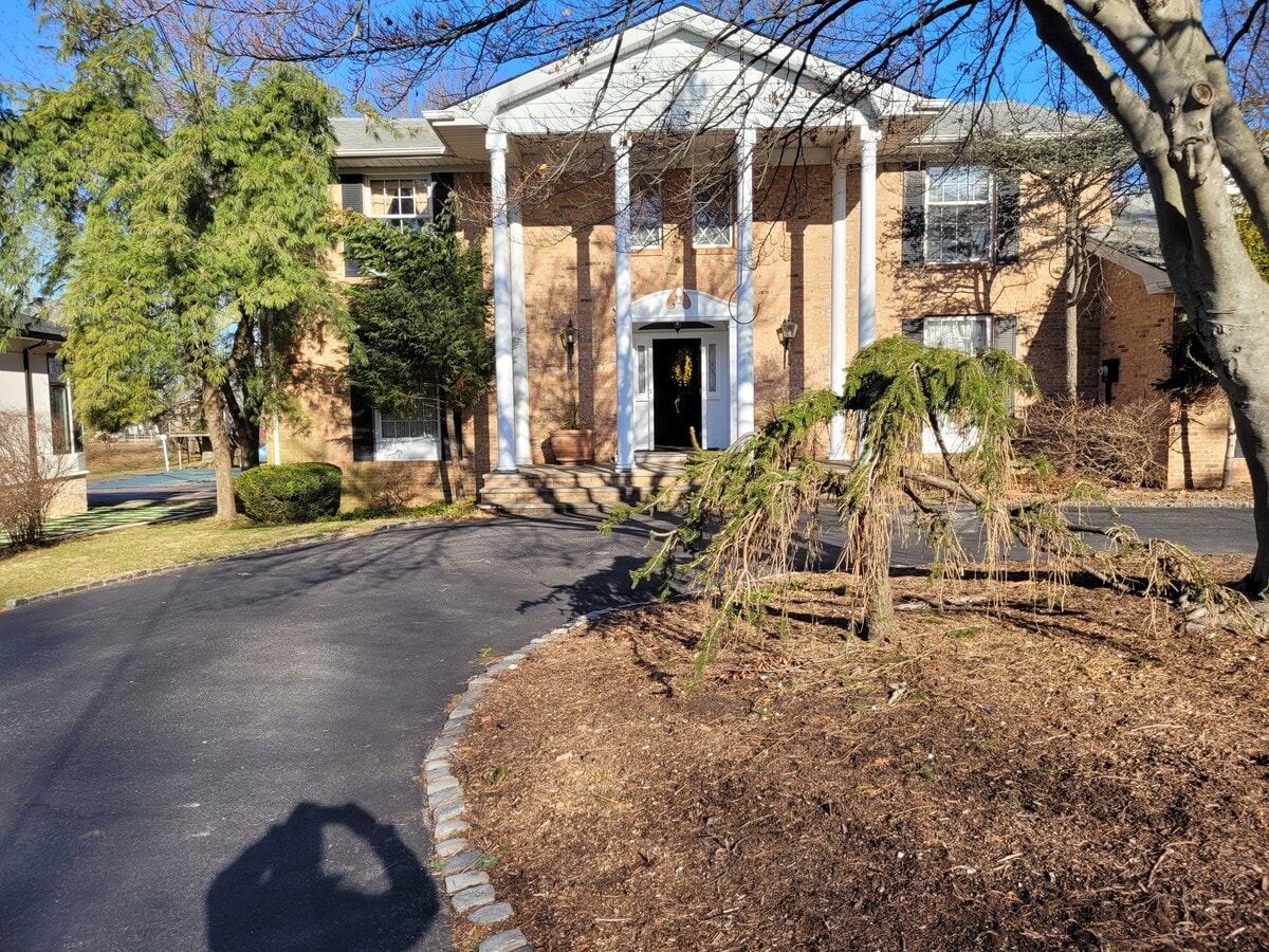 front - 1560 Forest Hill Rd