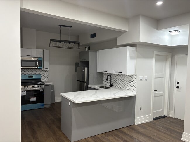 Building Photo - 52 Charlton Ave W Unit 5