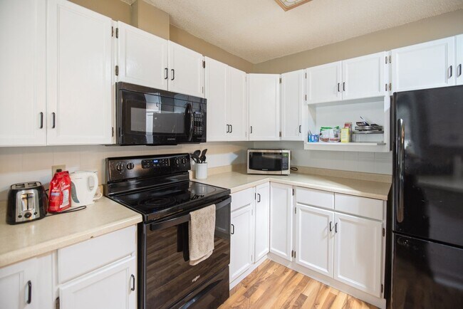 Photo - 4014-4041 41 Ave