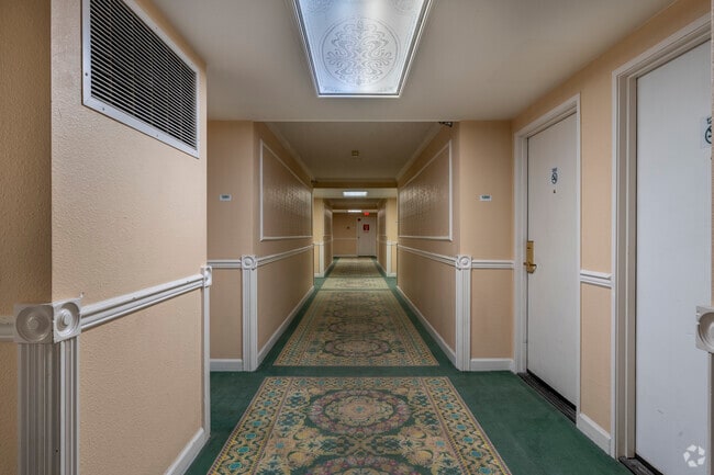 Hallway - Siegel Suites Virginian
