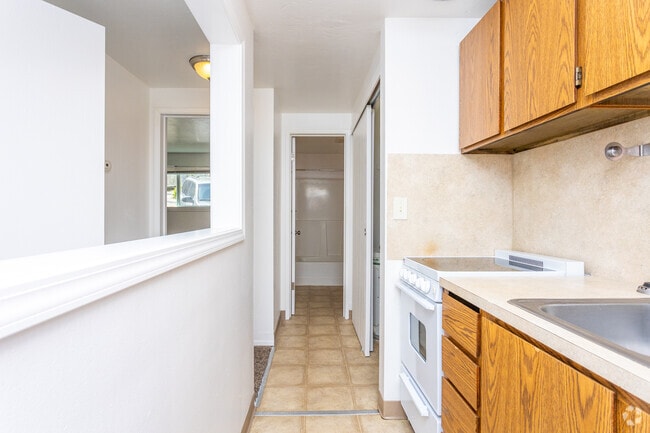 2BR, 1BA - 700SF - Kitchen