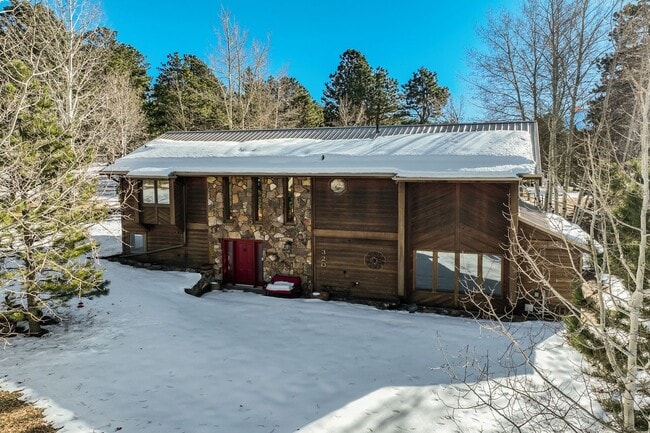 Stunning two-story home in Woodland Park - Stunning two-story home in Woodland Park