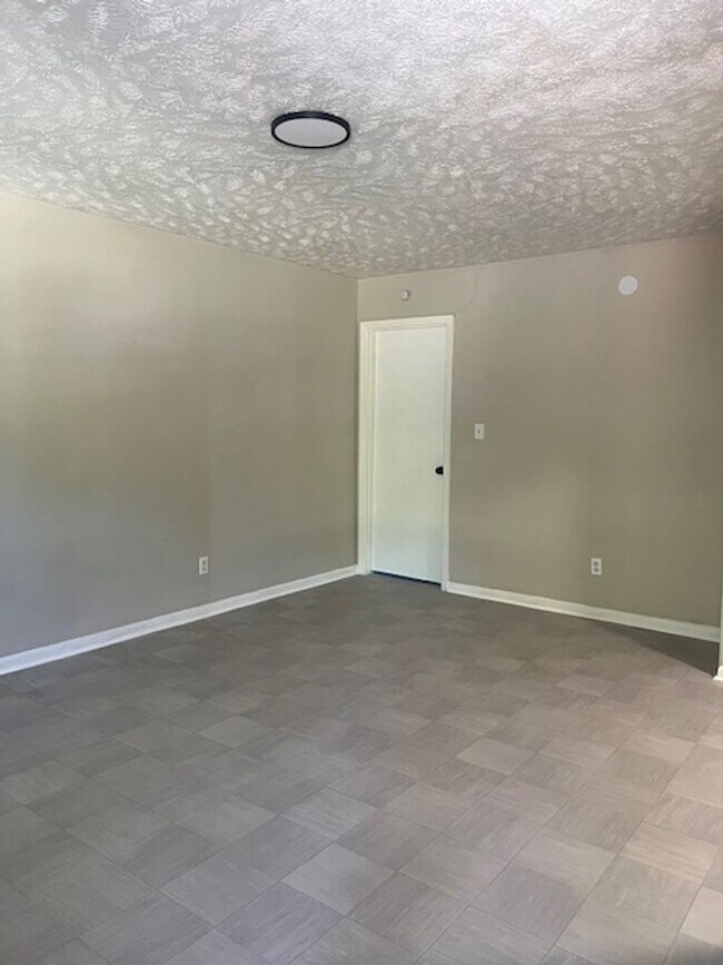 Photo - 210-25 Coloinal ~ Fayette Arms ~ 2 WEEKS FREE