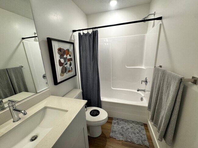 Photo - 739 W 725 N