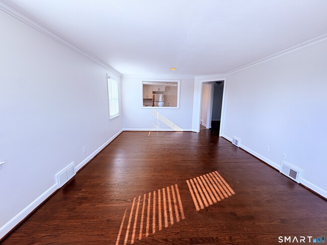 Photo - 387 Quaker Ln S