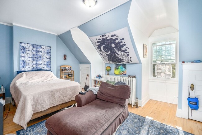 Photo - Beautiful 4 Bedroom/1 Bathroom THIRD Floor Apartment in East Duluth Mansion - AVAILABLE JUNE! Unit 2307 E Superior St - 3