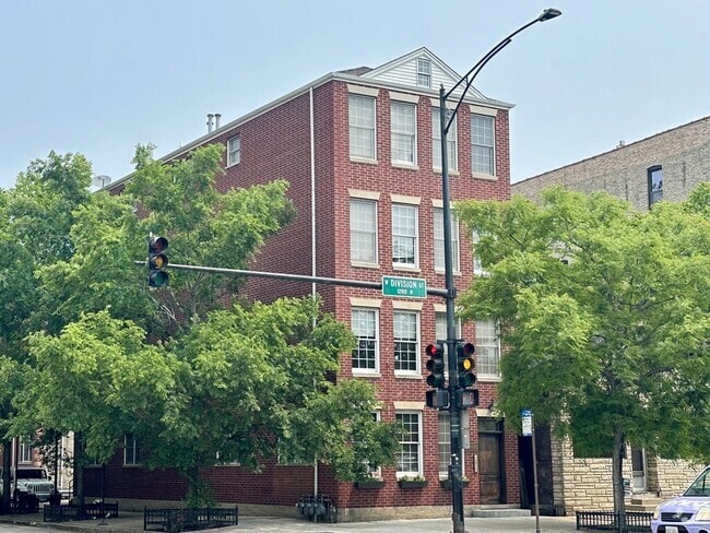 Building Photo - 1424 W Division St Rental