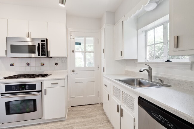 Photo - 1667 Primrose Rd NW