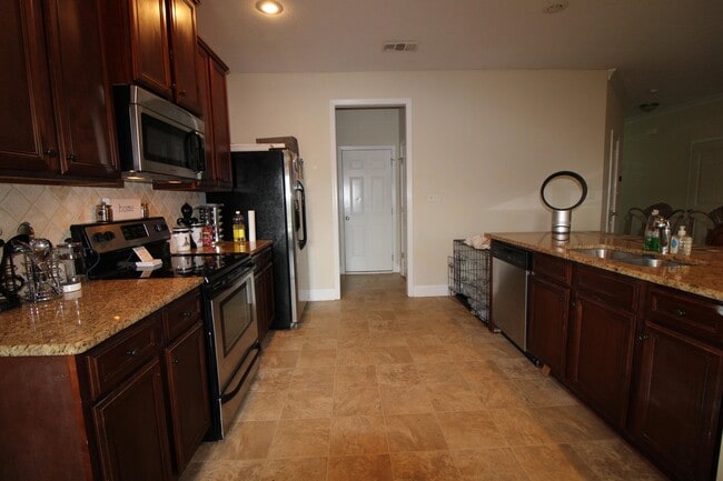 Photo - 650 Dunrobin Ln