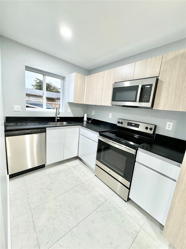 Photo - 932 NW 2nd St