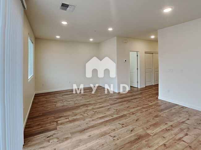 Photo - 4904 Black Falcon Way