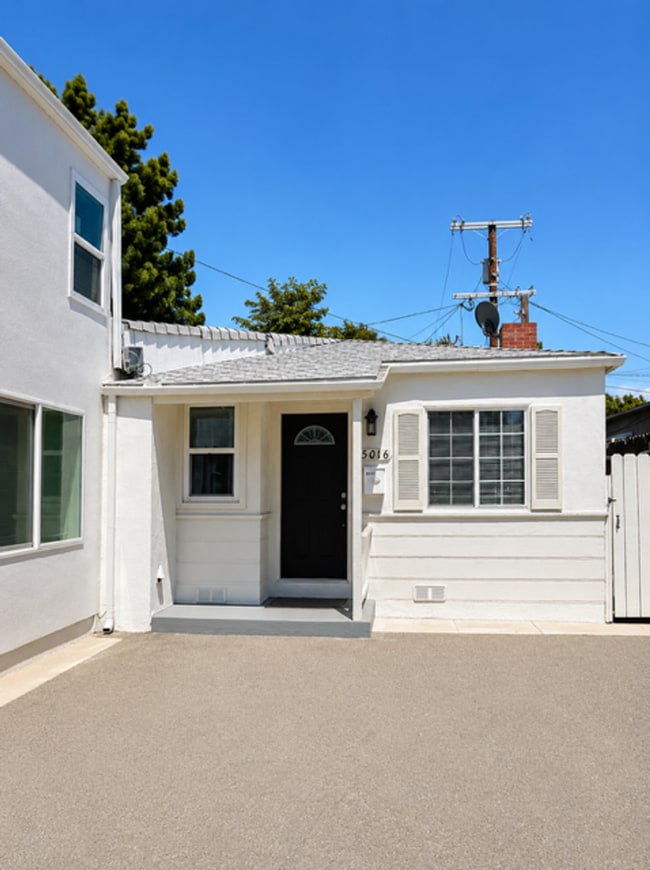 Building Photo - Sherman Oaks 2BD w/ Private Backyard, In-Unit W/D & Parking