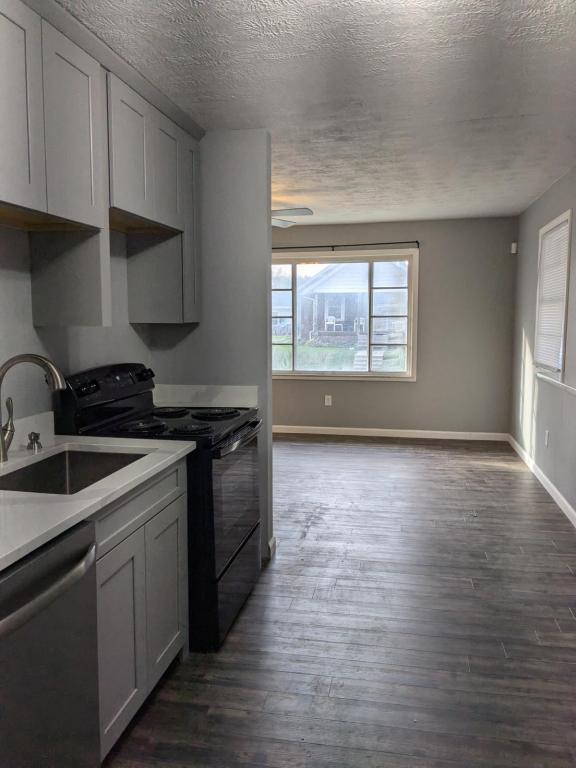 Photo - 910 E Elm St