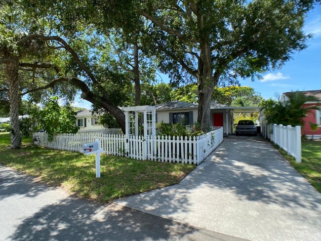 Building Photo - 5718-5713 13th Ave S