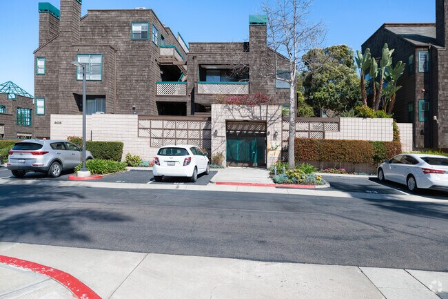 4335-4445 Doctor Nobel - University Towne Square