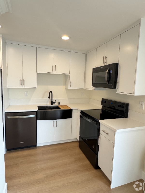 Building Photo - 2414 S Barrington Ave Unit 210 Rental
