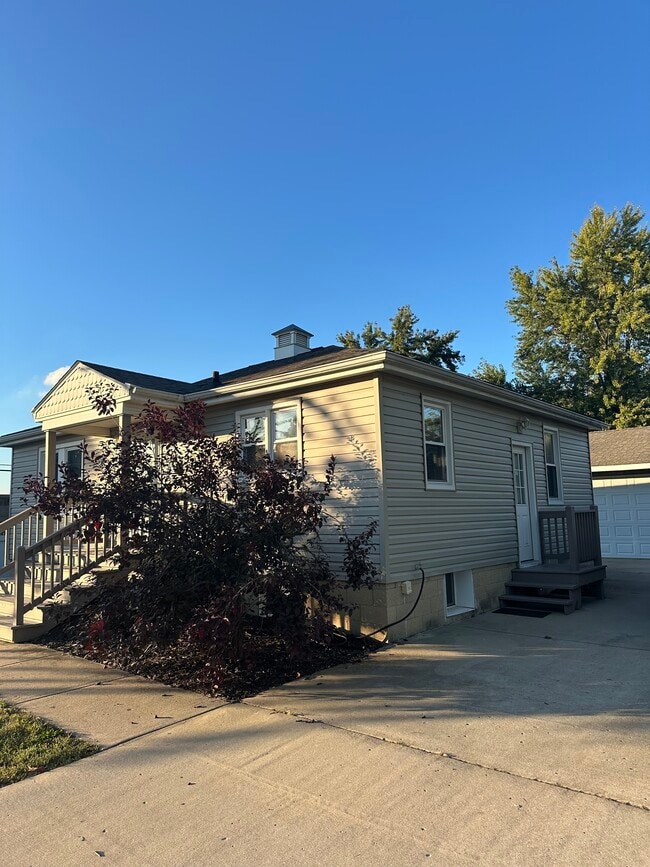 Photo - 220 Thornton St